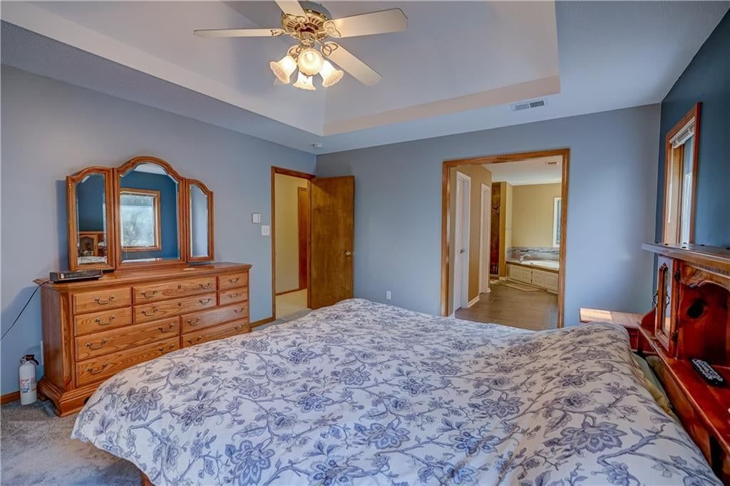 Freestanding tub at 512 Canterbury Lane, Lee's Summit, MO 64063