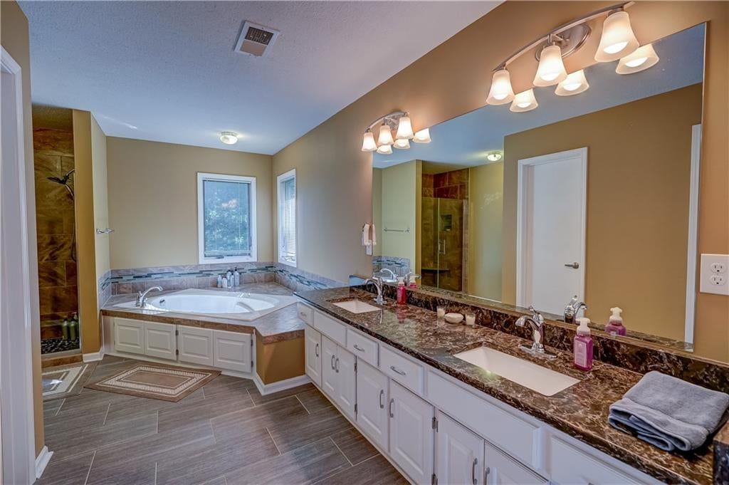 Photo 45 of 60 - 512 Canterbury Lane, Lee's Summit, MO 64063