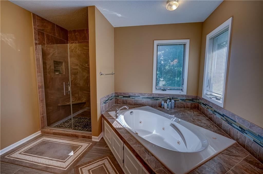Photo 46 of 60 - 512 Canterbury Lane, Lee's Summit, MO 64063