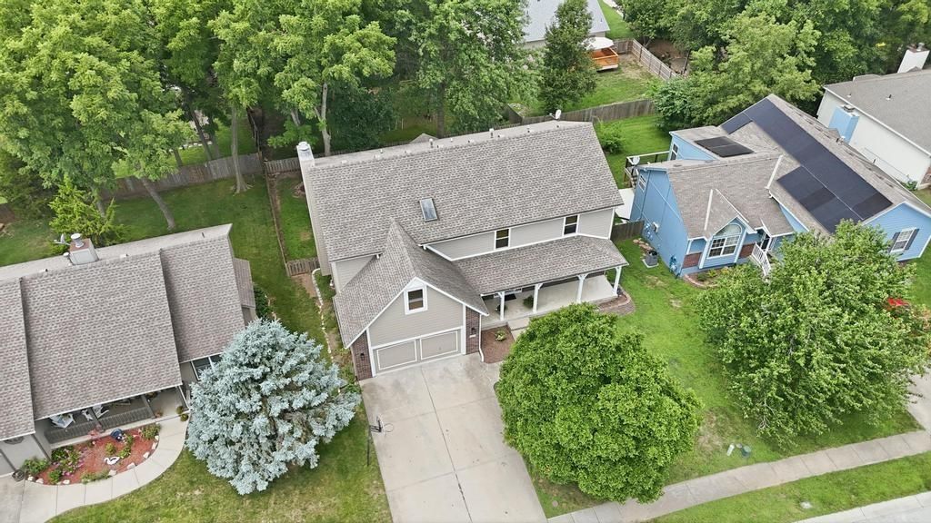 820 NE Adams Drive — photo 2