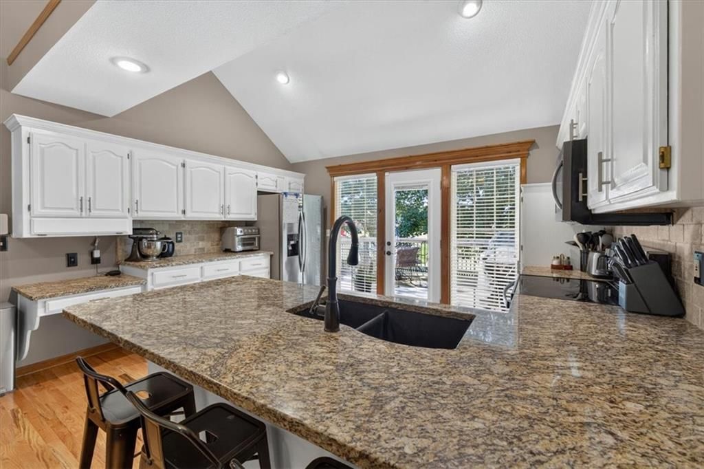 108 NE Gaslight Lane — photo 10