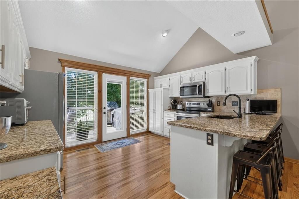 108 NE Gaslight Lane — photo 11