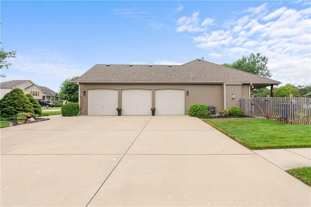 1202 NW Burr Oak Lane — photo 4