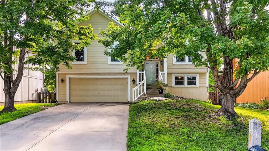 1028 N Crest Drive — photo 1
