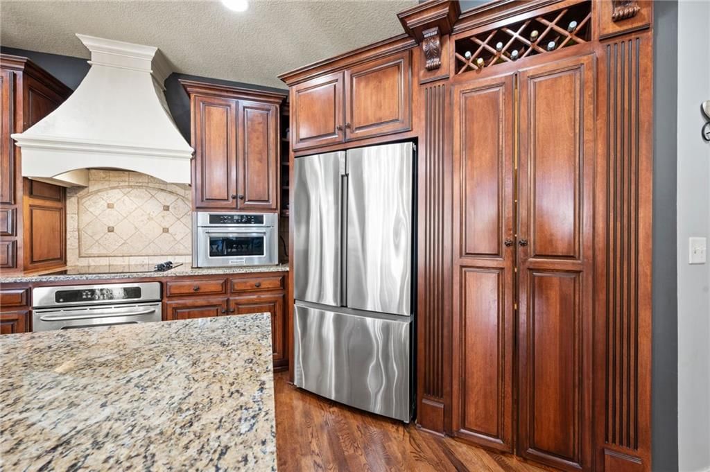 Photo 12 of 45 - 6019 NW 107th Street, Kansas City, MO 64154