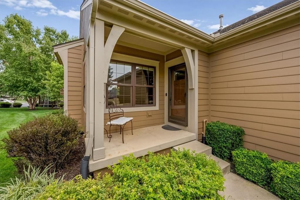 7815 W 158TH Terrace — photo 4