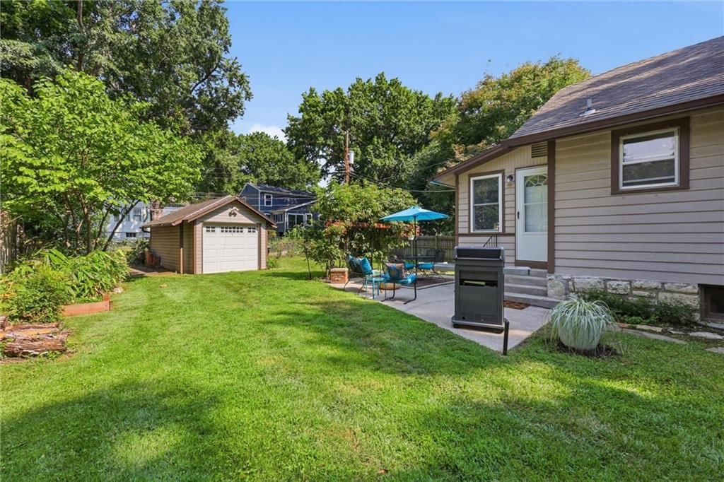 8423 Mercier Street — photo 28