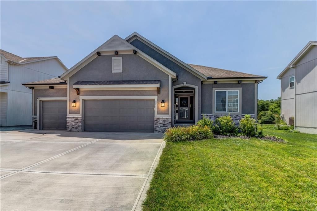 1821 NE Ravenwood Drive — photo 1