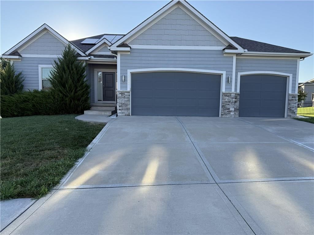 2309 NE Colonnade Avenue — photo 1