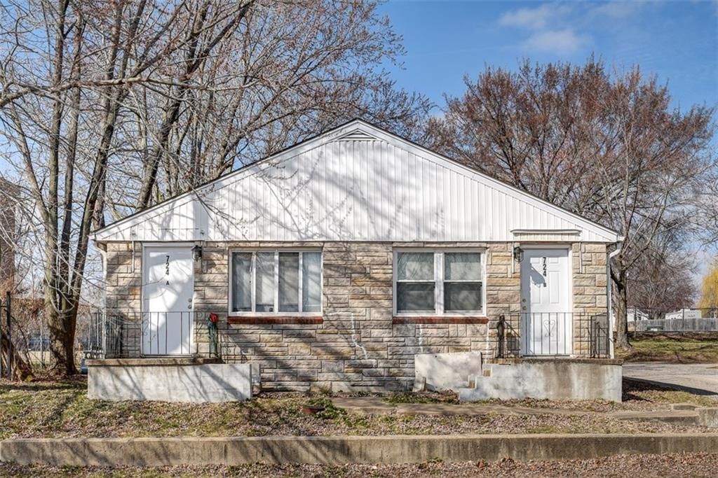 724 N Noland Road — photo 2