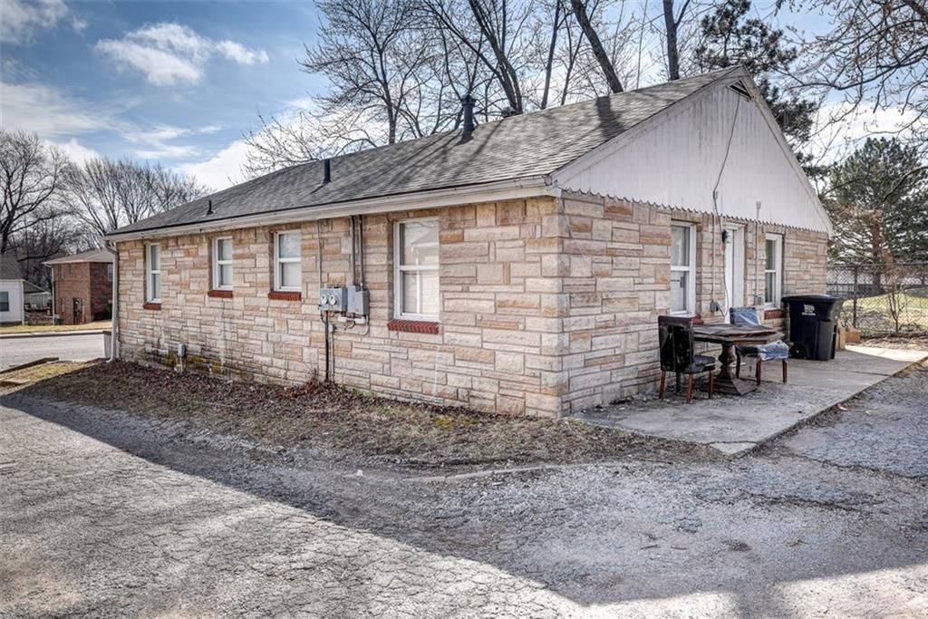 724 N Noland Road — photo 10