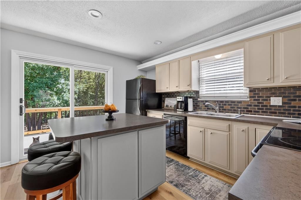 7815 Haskell Avenue — photo 10