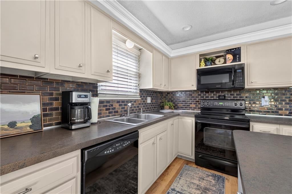 7815 Haskell Avenue — photo 12