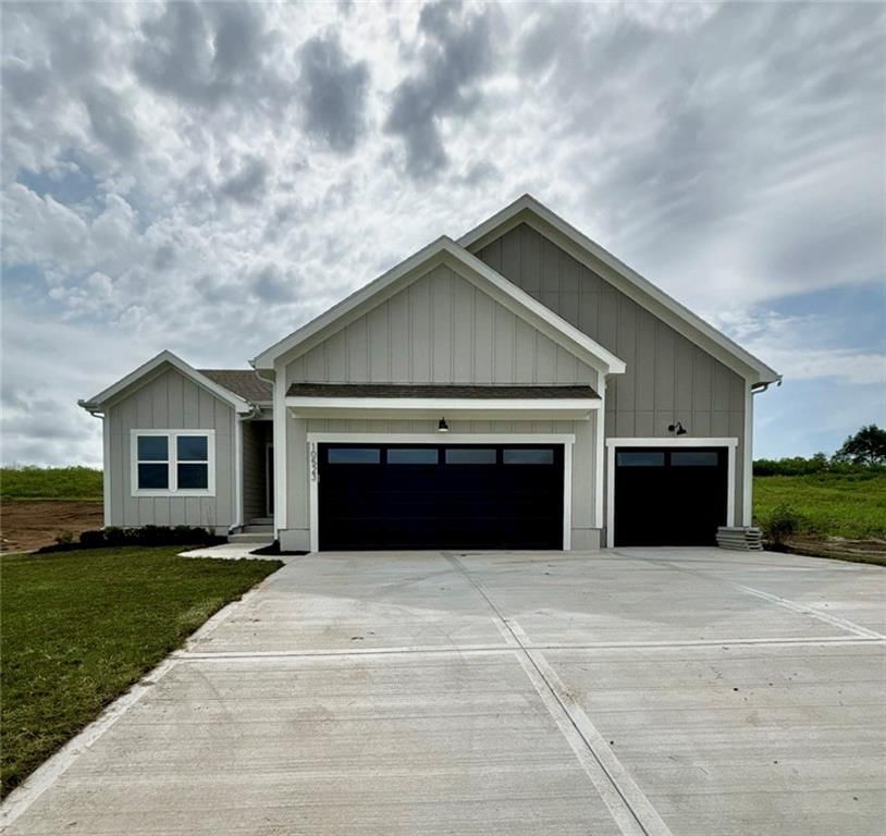 355 SW Amara Drive — photo 1