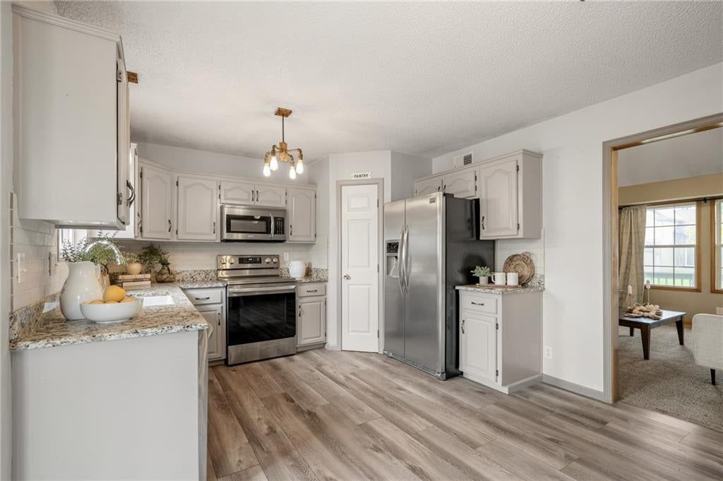 433 W Bluebird Street — photo 37