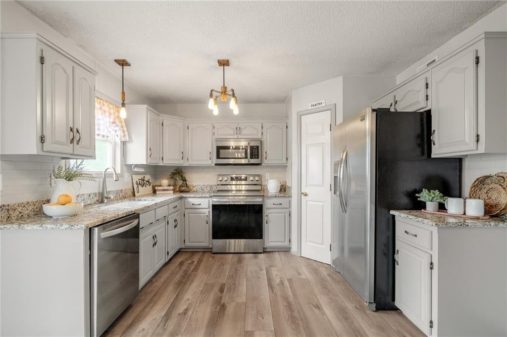 433 W Bluebird Street — photo 38