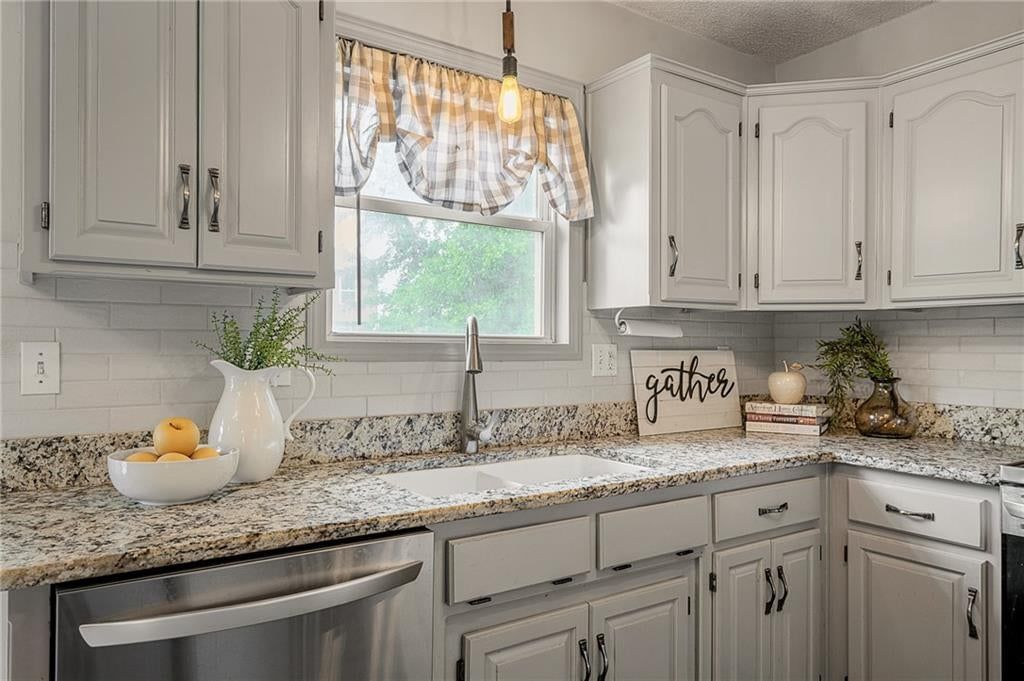 433 W Bluebird Street — photo 39