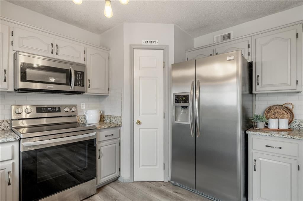 433 W Bluebird Street — photo 40