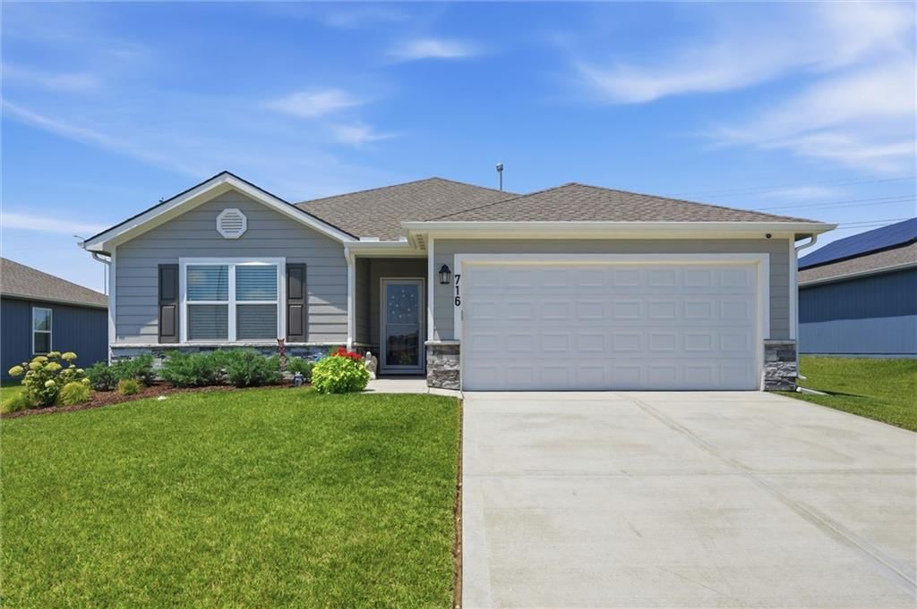 716 Bentley Drive — photo 1