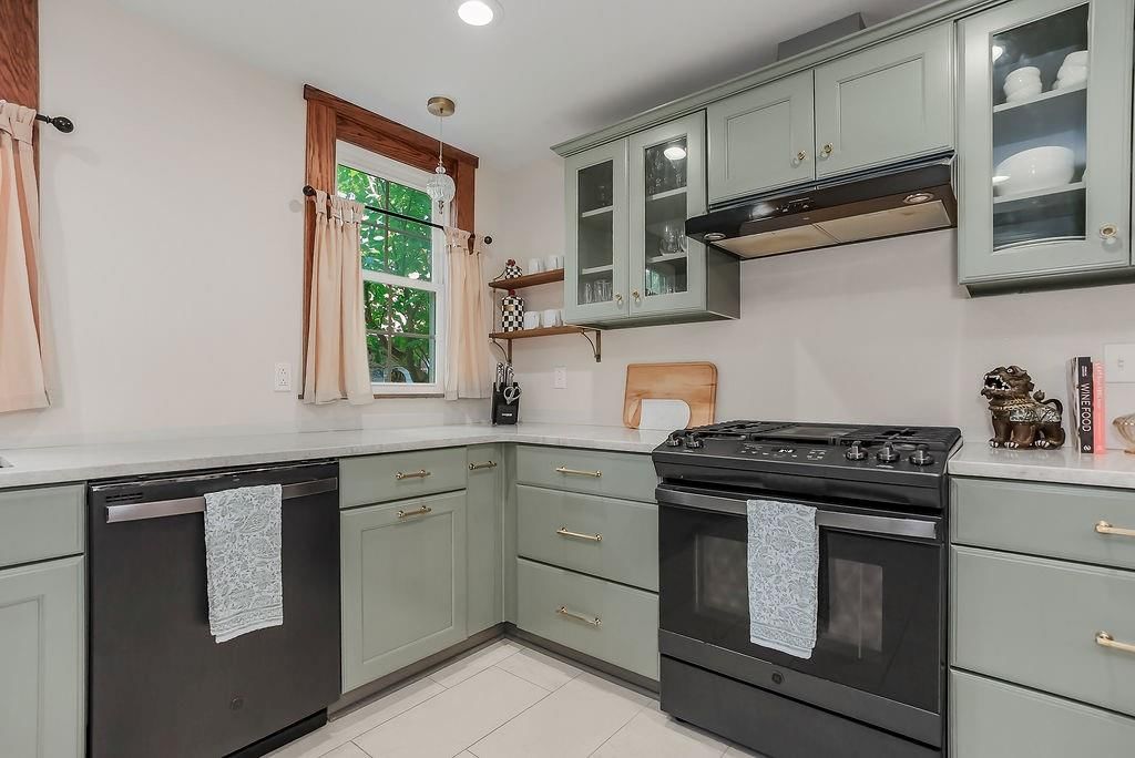 3633 Genessee Street — photo 15