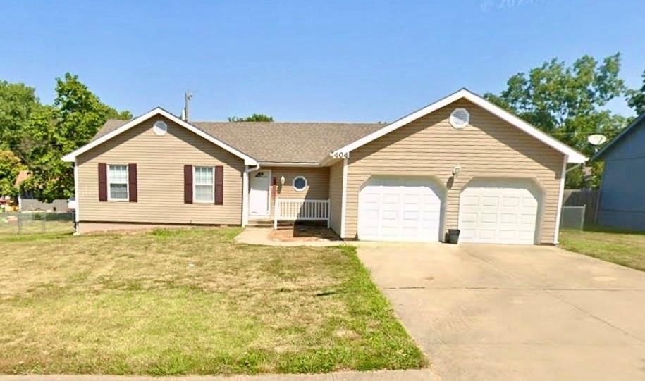 404 Oakwood Street — photo 1