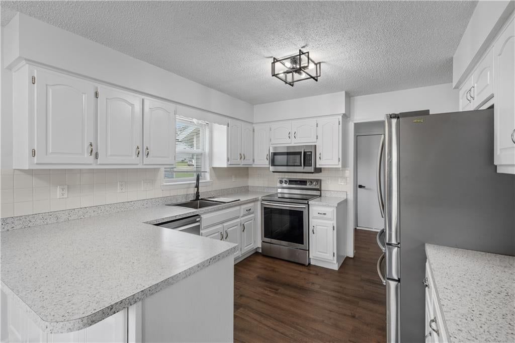 404 Oakwood Street — photo 6