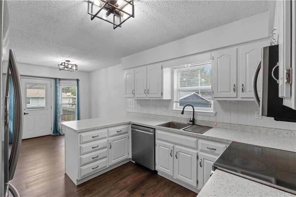 404 Oakwood Street — photo 7