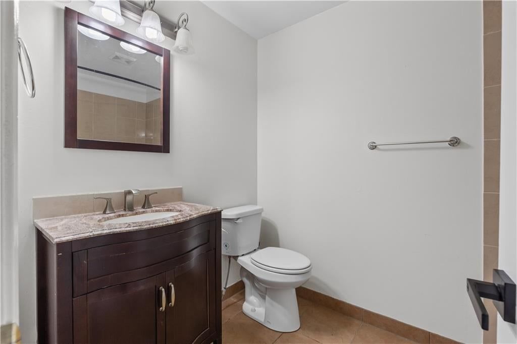 404 Oakwood Street — photo 9