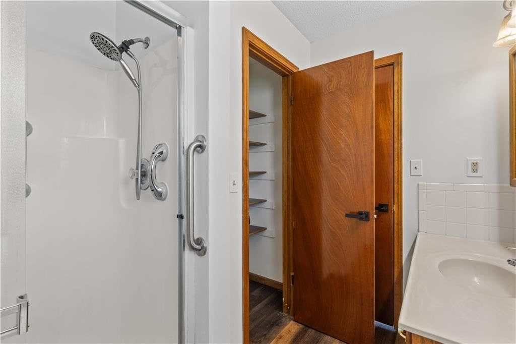 404 Oakwood Street — photo 17