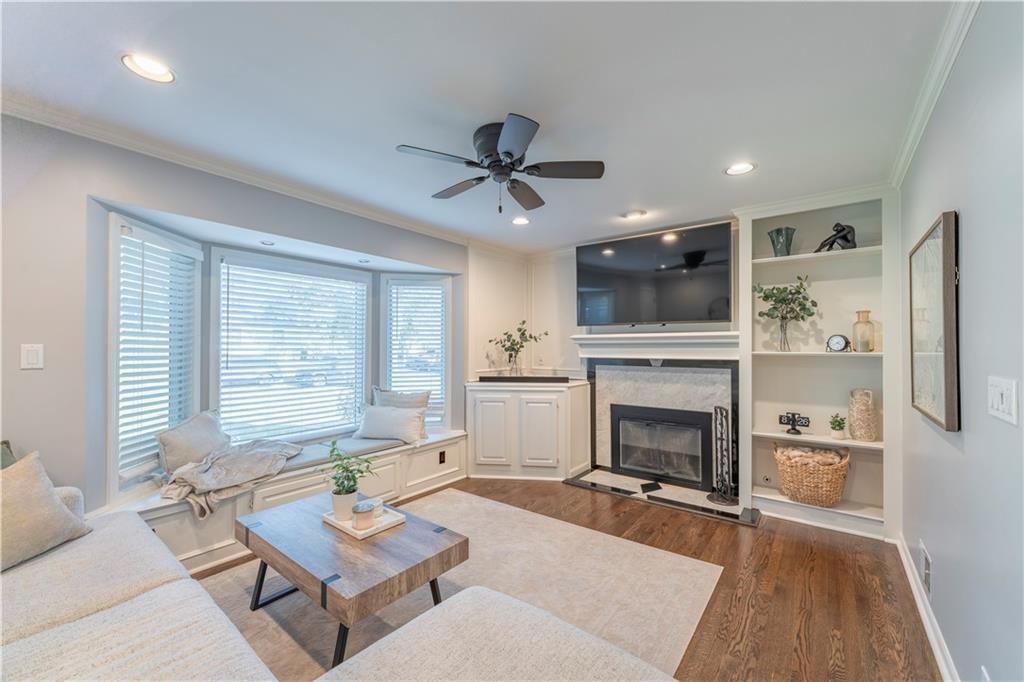 5649 Perry Lane — photo 3