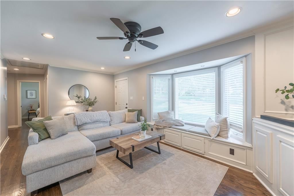 5649 Perry Lane — photo 4