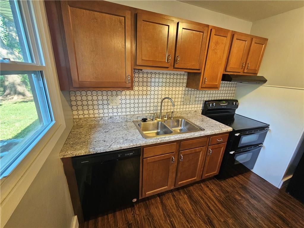 306 Pacific Drive — photo 9