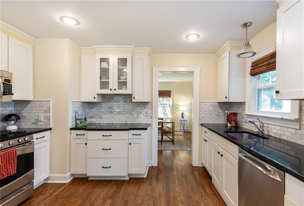 316 E 68th Terrace — photo 8