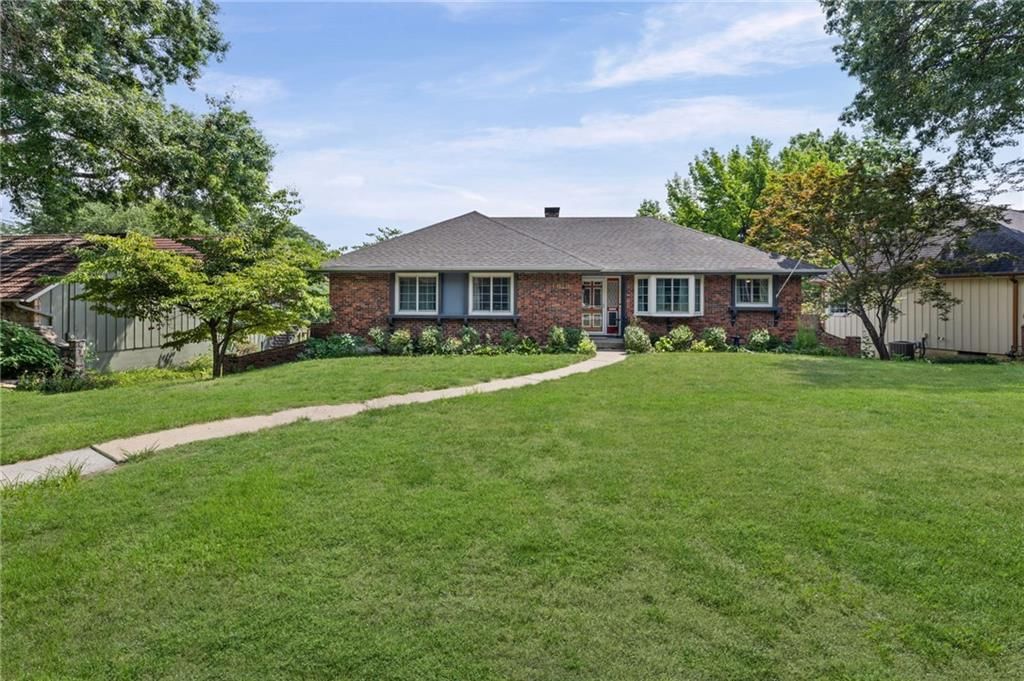 6829 Lakeshore Drive — photo 2