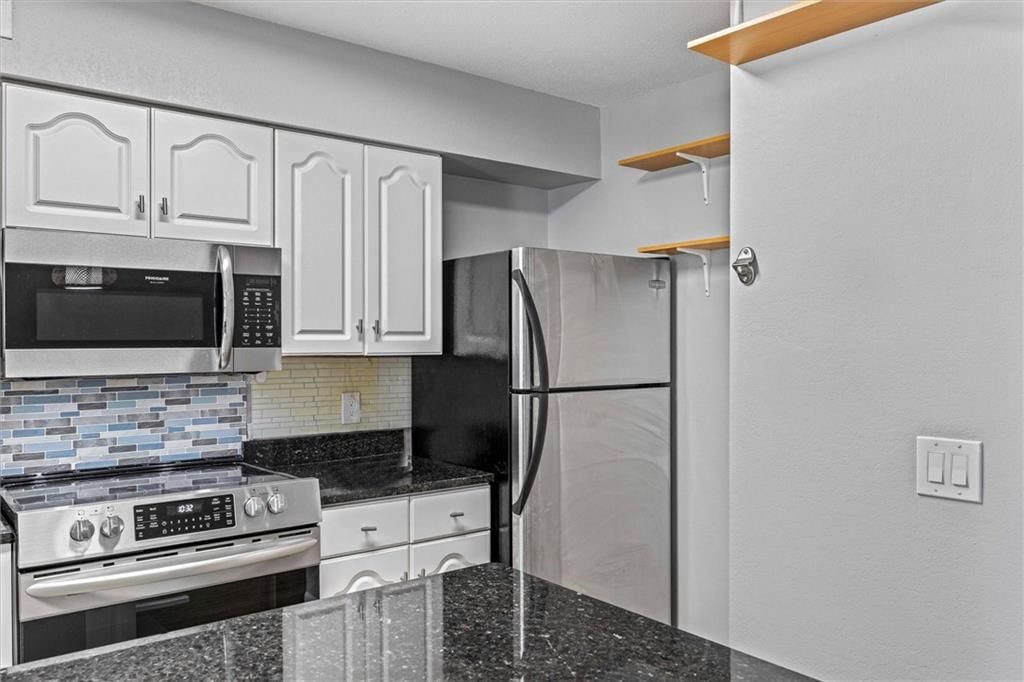 4056 Warwick Boulevard — photo 11