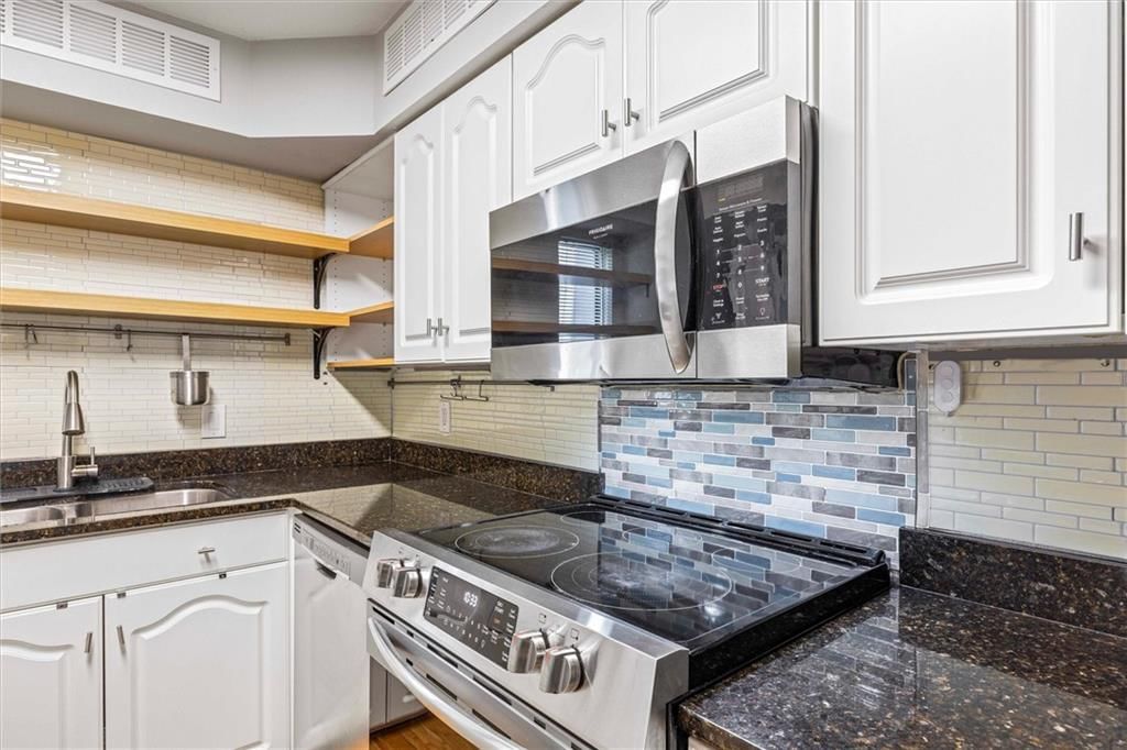 4056 Warwick Boulevard — photo 12