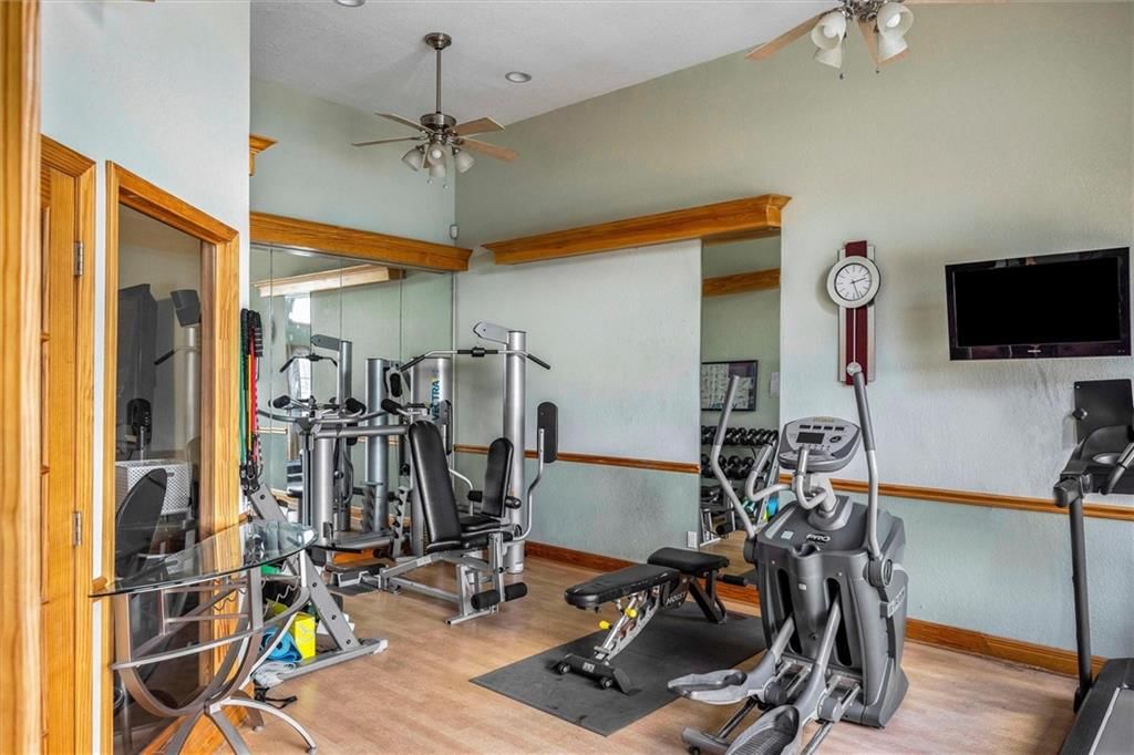 4056 Warwick Boulevard — photo 32