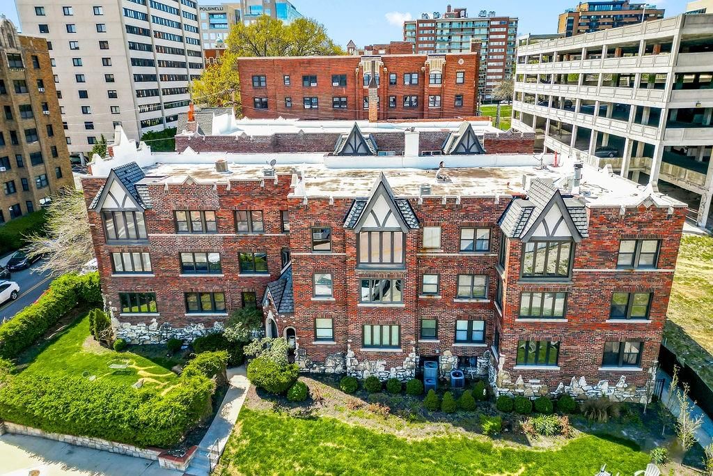 Photo 26 of 35 - 700 W 48th Street #202, Kansas City, MO 64112