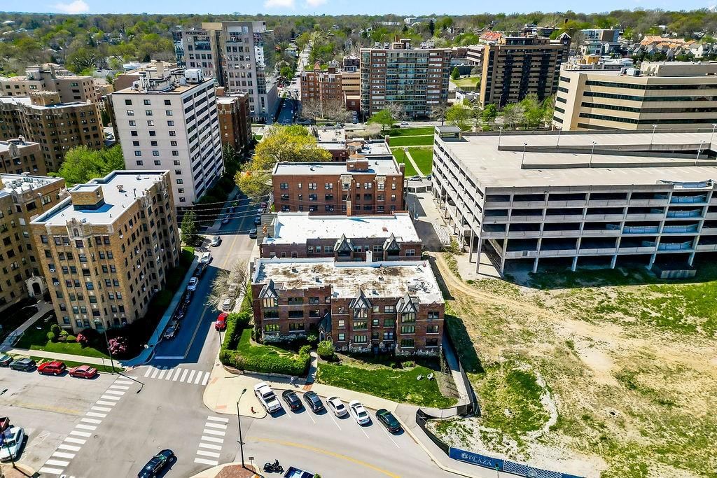 Photo 27 of 35 - 700 W 48th Street #202, Kansas City, MO 64112
