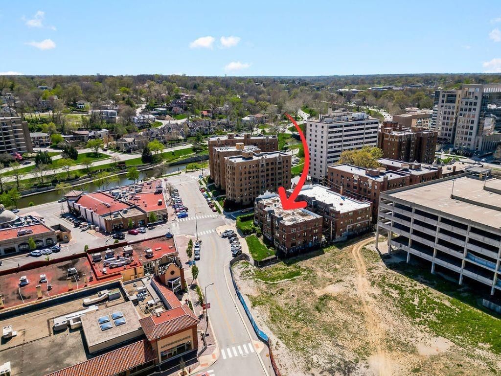 Photo 29 of 35 - 700 W 48th Street #202, Kansas City, MO 64112