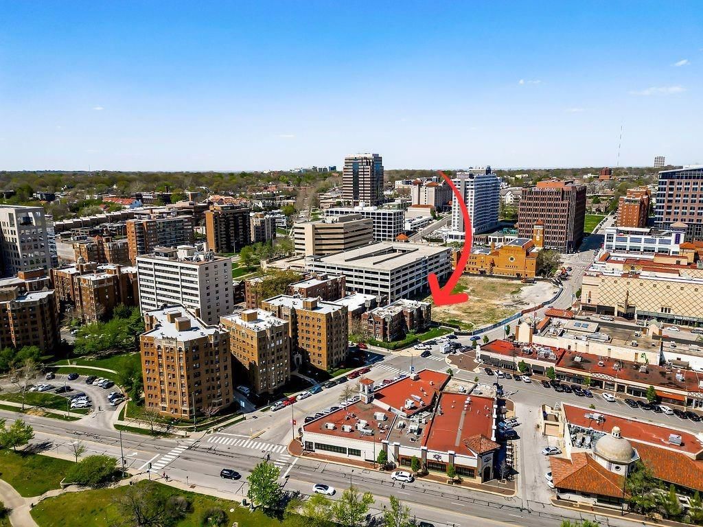 Photo 31 of 35 - 700 W 48th Street #202, Kansas City, MO 64112