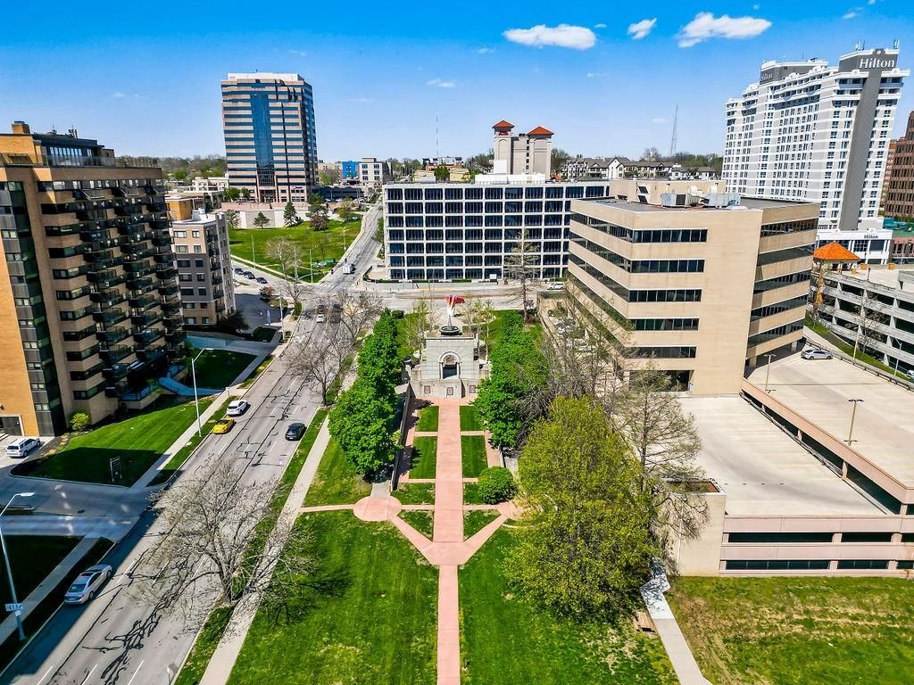 Photo 33 of 35 - 700 W 48th Street #202, Kansas City, MO 64112