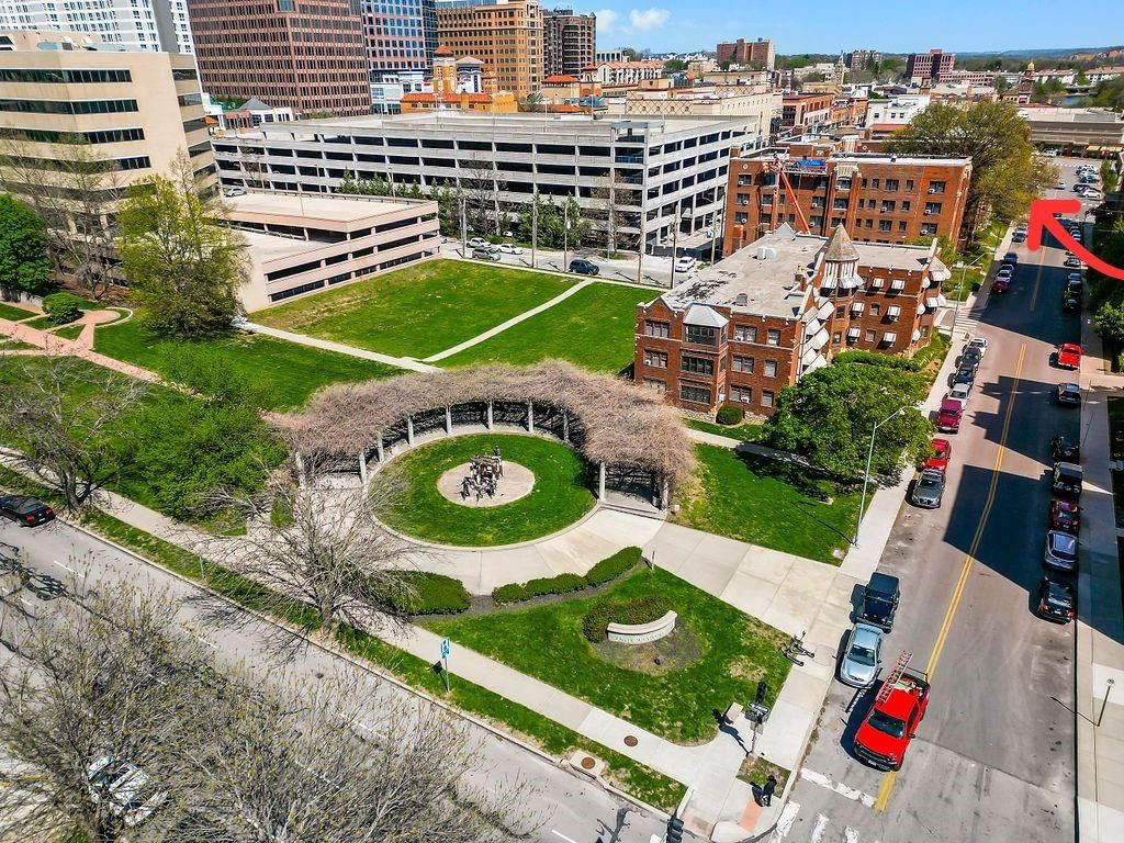 Photo 34 of 35 - 700 W 48th Street #202, Kansas City, MO 64112
