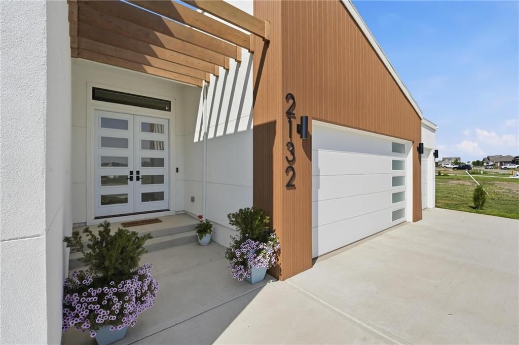 2132 SW Wheatfield Drive — photo 2