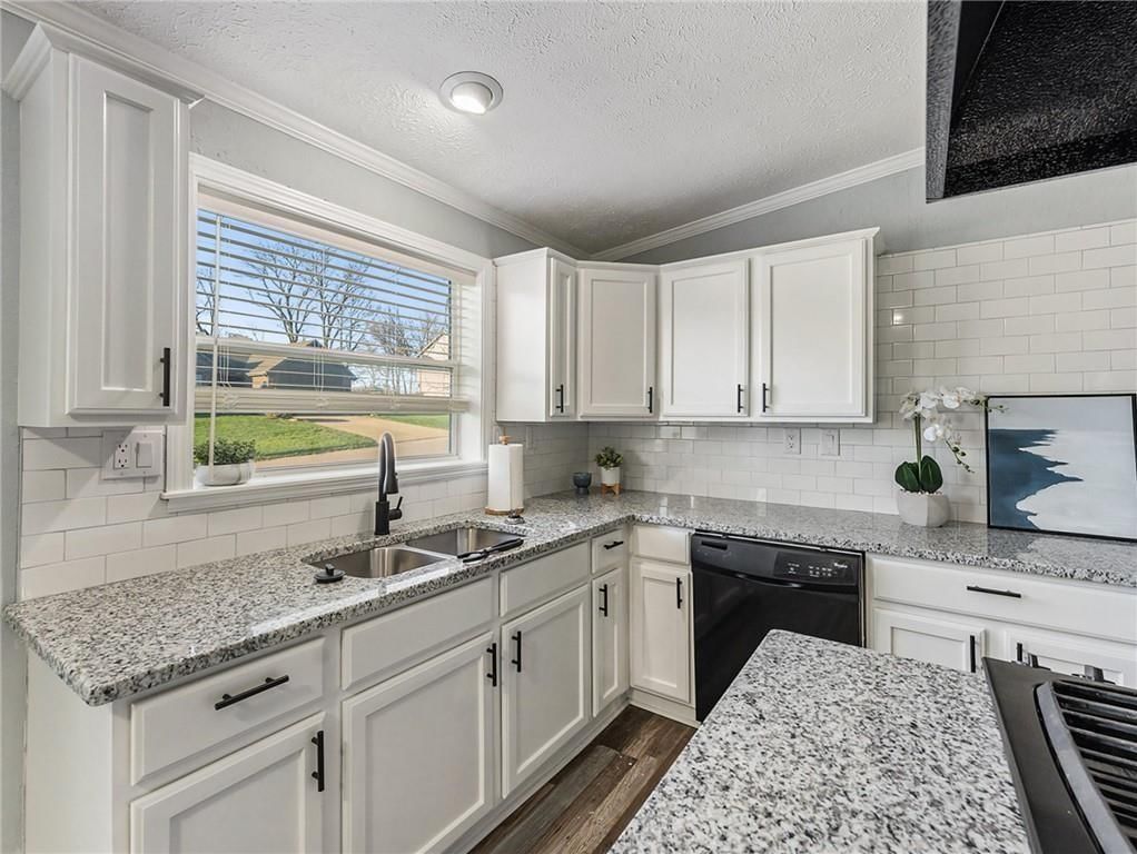 13732 Lawrence Avenue — photo 7