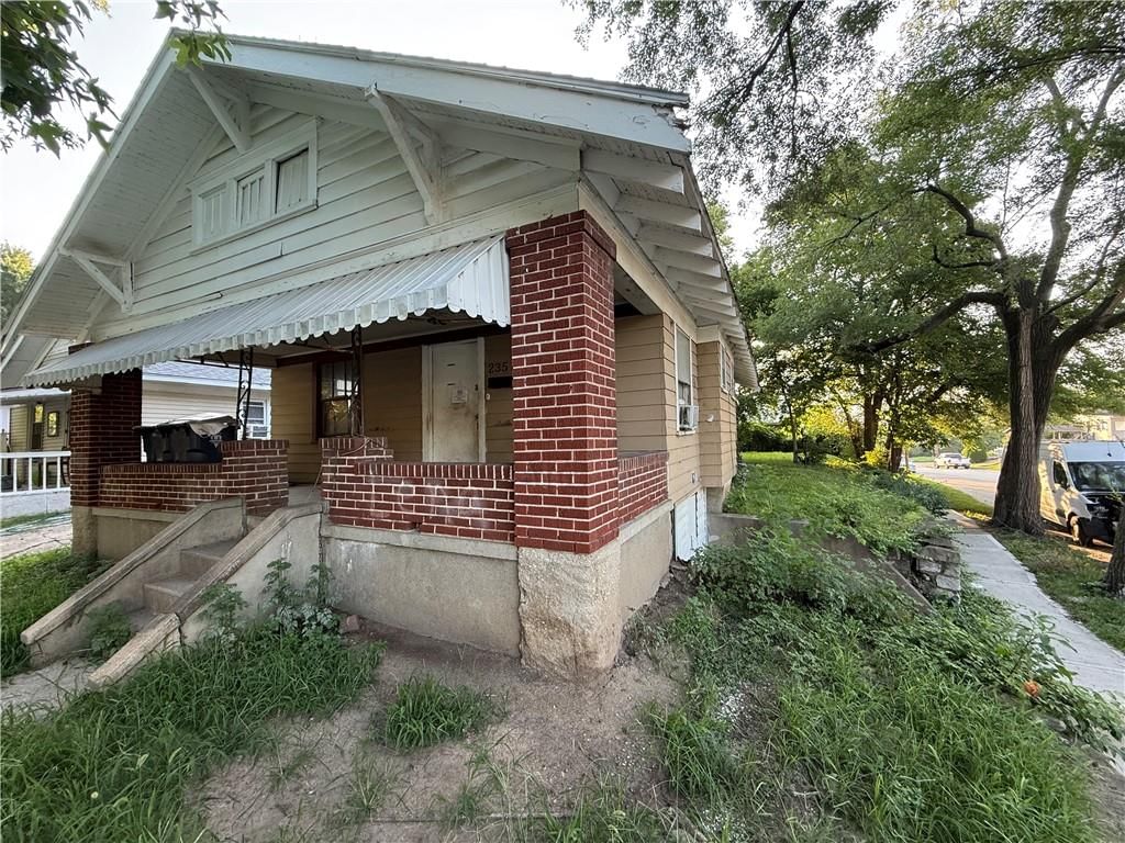 2351 Drury Avenue — photo 2