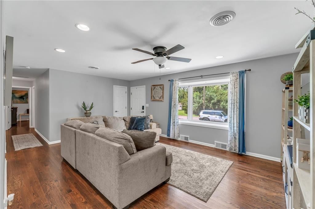 1934 Clifton Court — photo 11