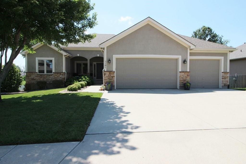 1101 NW Pecan Drive — photo 1