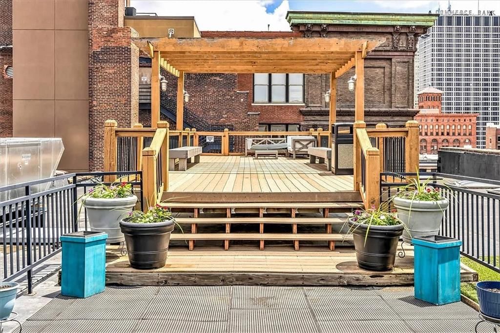 308 W 8th Street — photo 25