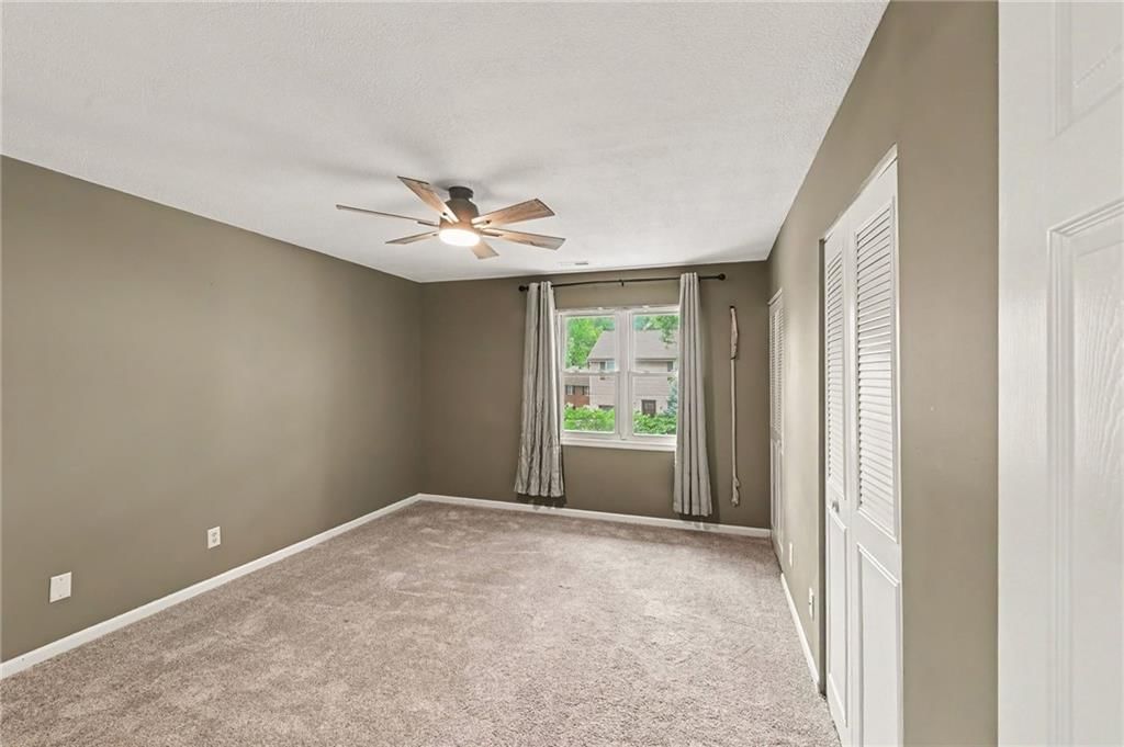 Photo 5 of 17 - 7104 NW Chapel Woods Lane, Kansas City, MO 64152